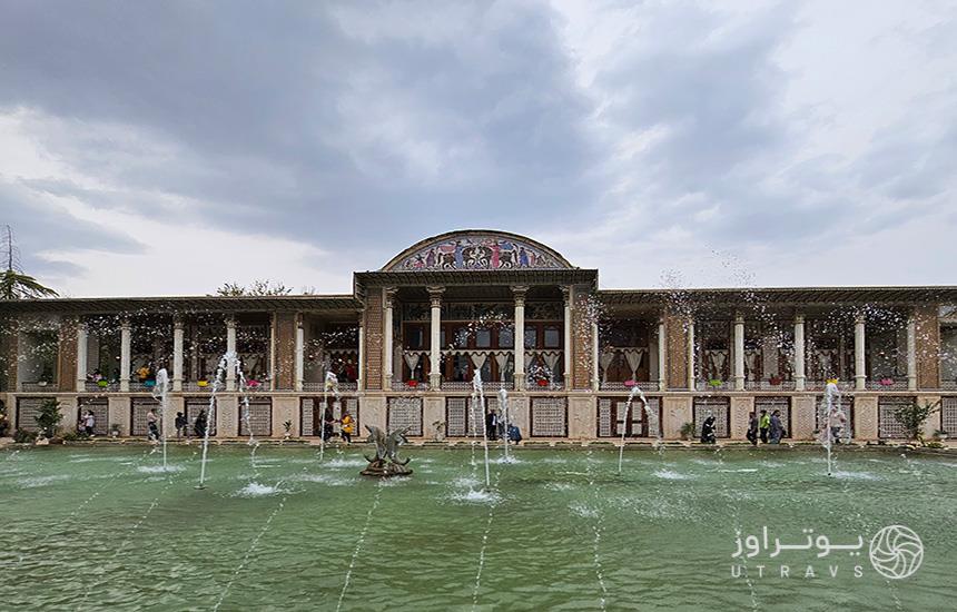 باغ عفیف‌آباد شیراز شامل عمارتی تاریخی است مزین به طاقی کاشی‌کاری‌شده، چندین ستون و یک حوض دارای فواره در جلوی آن.